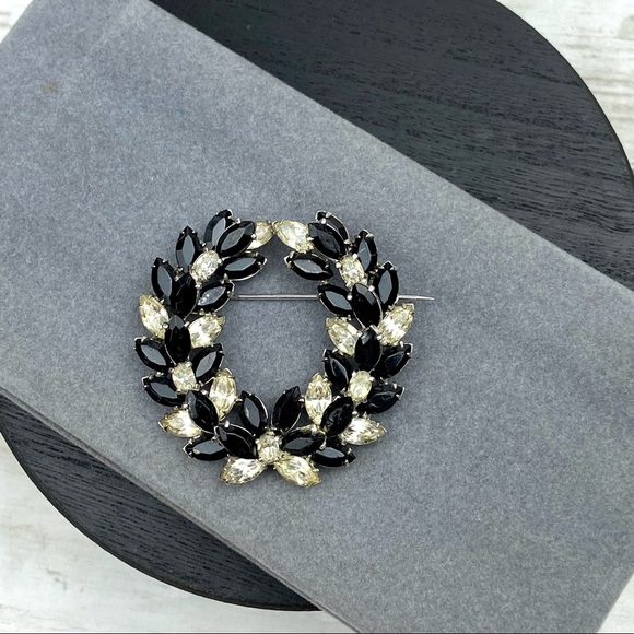 VINTAGE Kramer of New York Black Clear Rhinestone Wreath Pin Mourning Brooch - Picture 3 of 7